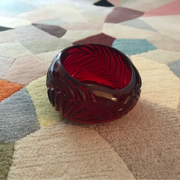 Vintage Transparent Lucite Wide Carved Leaf Bangle - Picture 4 of 16